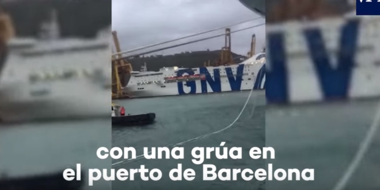 В Барселоне пассажирский паром врезался в кран и загорелся