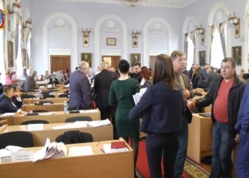 На сессии молодые люди облили фекалиями депутатов горсовета Николаева