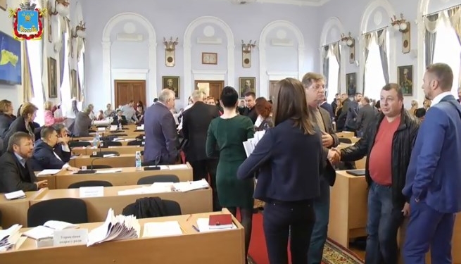На сессии молодые люди облили фекалиями депутатов горсовета Николаева