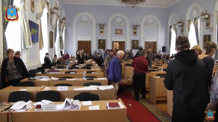 На сессии молодые люди облили фекалиями депутатов горсовета Николаева 5