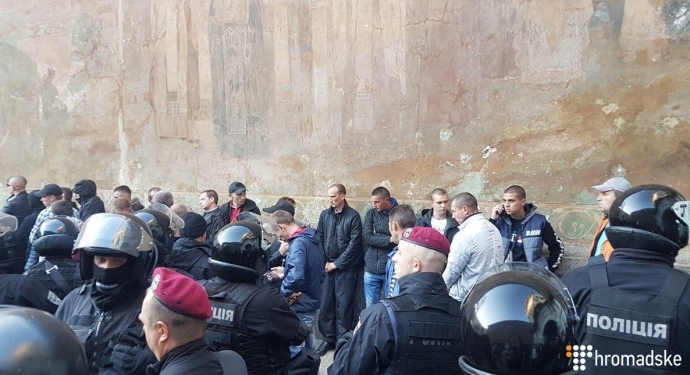 Сотню молодых людей из-под Лавры доставили в полицию для беседы