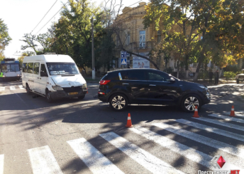 В Николаеве «маршрутка» №13 протаранила «KIA», двое пассажиров пострадали