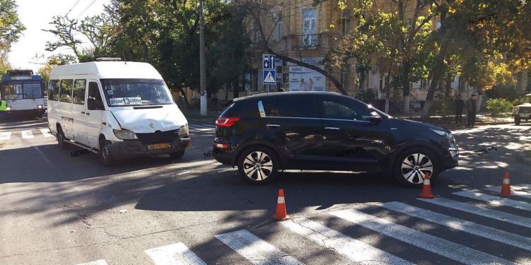 В Николаеве «маршрутка» №13 протаранила «KIA», двое пассажиров пострадали