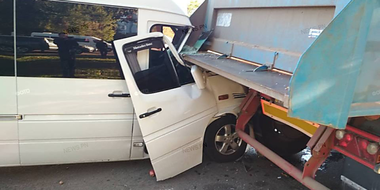 В Николаеве «маршрутка» врезалась в грузовик. Деcятерых пассажиров забрала «скорая»