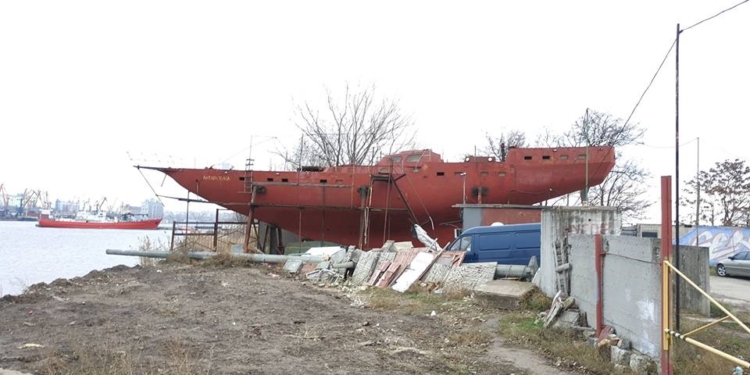 Университетские войны в Николаеве: на зарплаты 11 человек экипажа давно стоящей на берегу яхты “Антарктика” университета кораблестроения “забито” 0,6 миллиона