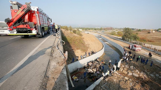 В Турции грузовик с мигрантами упал с моста: 22 погибших 1