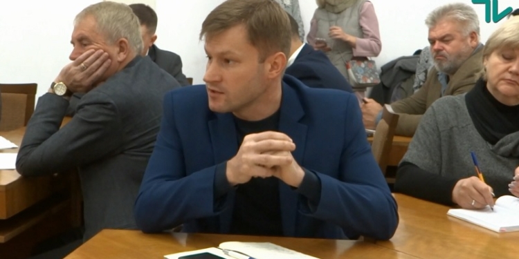 Затопленная «Надежда» и испорченный паркет: начальник УКС считает, что подрядчиком не была нарушена технология производства, мэра Николаева паркет беспокоит