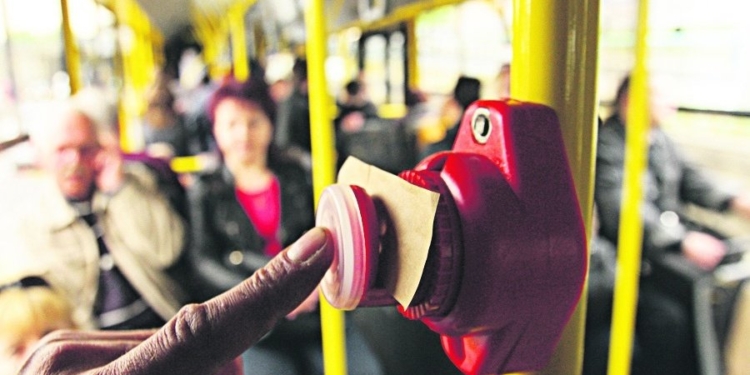 В Николаеве контролеры троллейбуса довели девушку до слез из-за неправильно пробитого талона