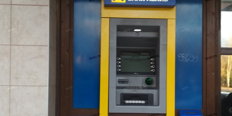 Ночью неизвестные украли из банкомата на Соборной крупную сумму денег