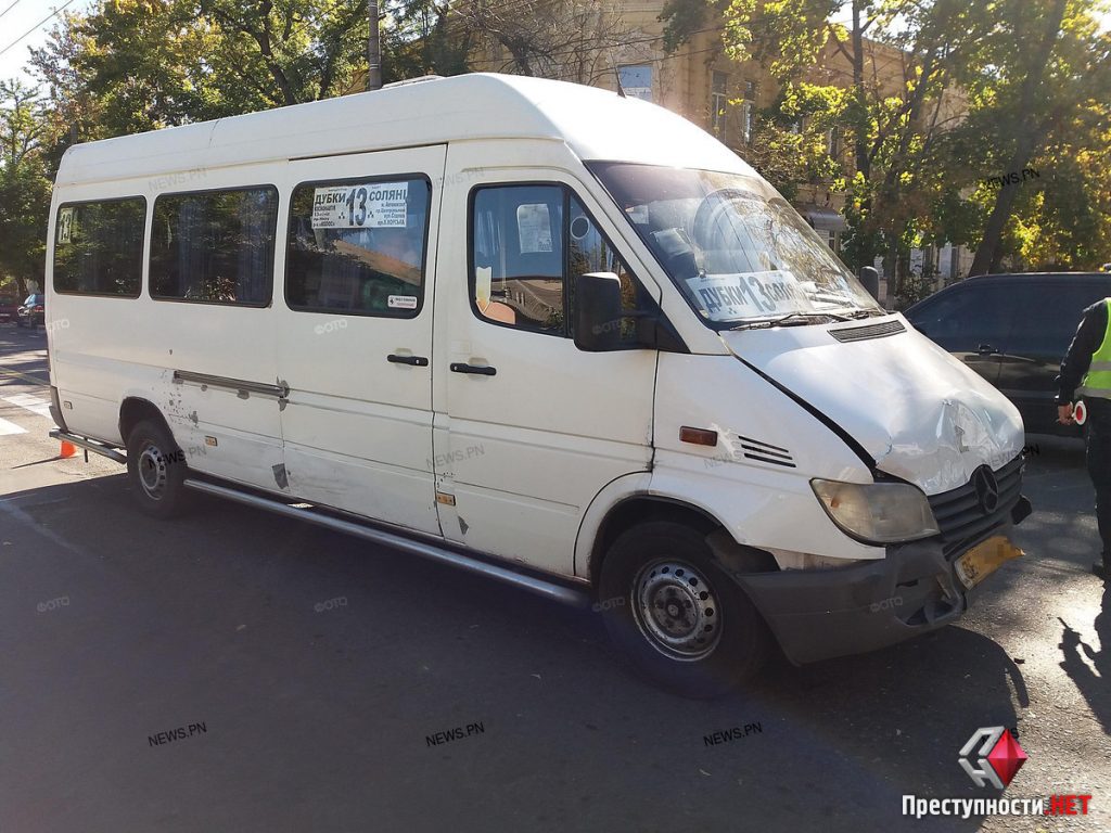 В Николаеве «маршрутка» №13 протаранила «KIA», двое пассажиров пострадали 3
