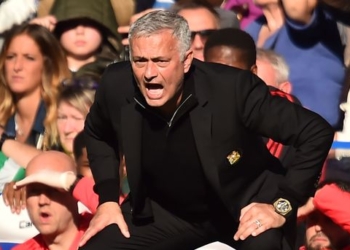 Моуриньо бросился с кулаками на одного из тренеров “Челси” после гола на 96-ой минуте