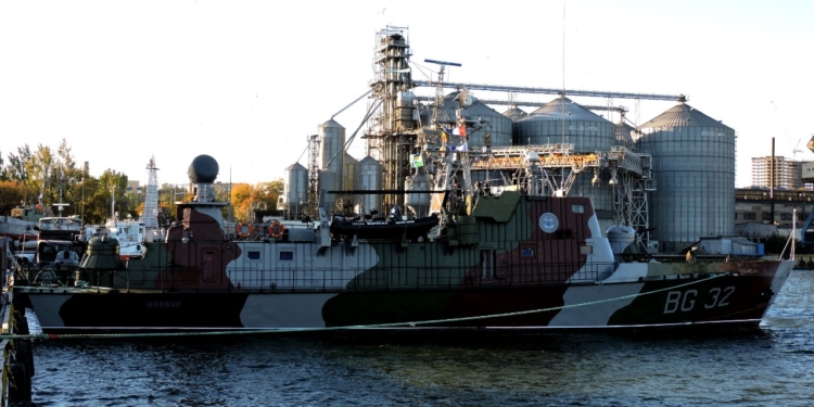 Украинский флот в Азовском море усилил самый большой корабль охраны