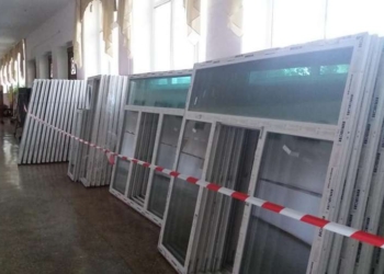 В николаевской школе меняют 345 новых металлопластиковых окон на еще более новые: Голден-Буд срочно осваивает 32 млн.грн.