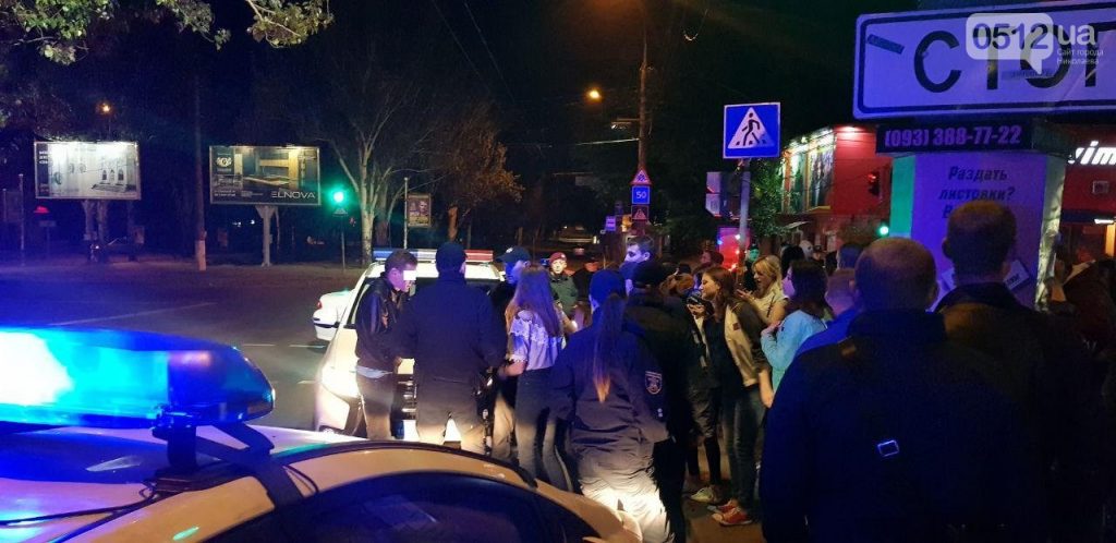 Ночью в центре Николаеве пьяная молодежь устроила массовую драку 9