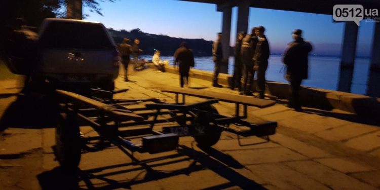 В Николаеве мужчина упал с Ингульского моста. Спасатели выручили, а пострадавший говорит, что его толкнули