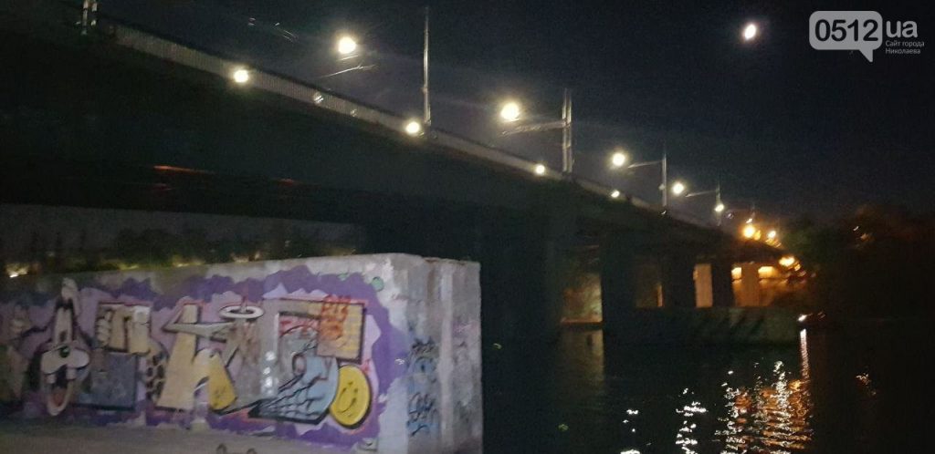 В Николаеве мужчина упал с Ингульского моста. Спасатели выручили, а пострадавший говорит, что его толкнули 9
