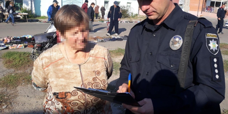 Николаевские полицейские накрыли самогонную точку на улице Андреева. Спирт уничтожили на месте