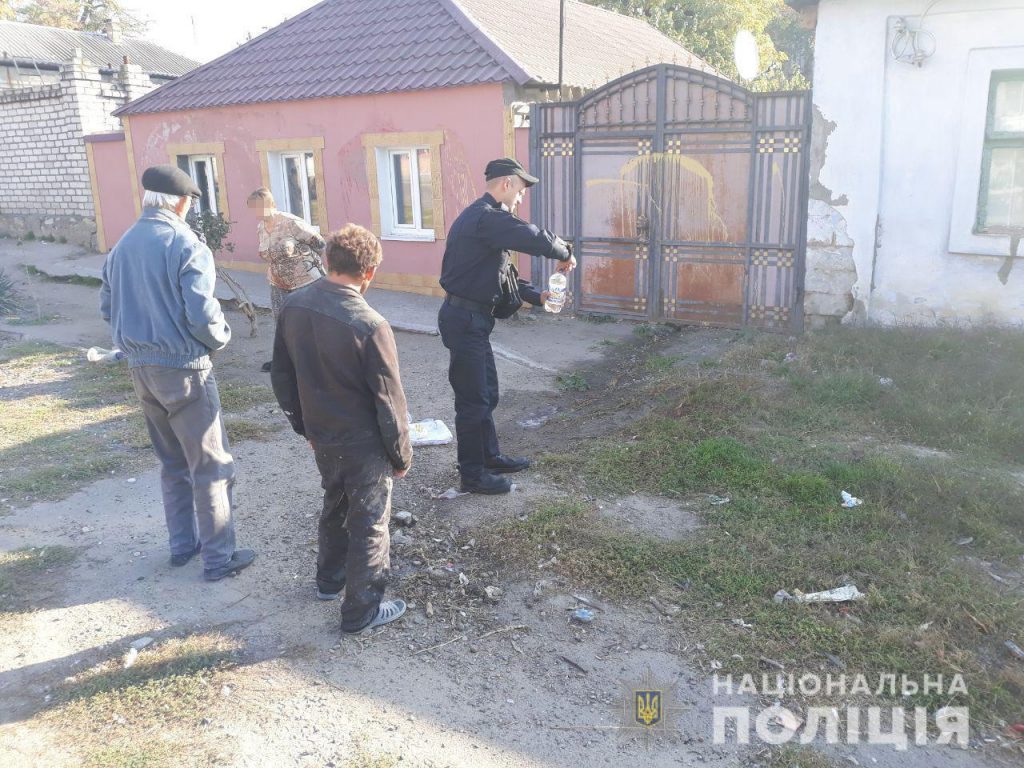 Николаевские полицейские накрыли самогонную точку на улице Андреева. Спирт уничтожили на месте 4