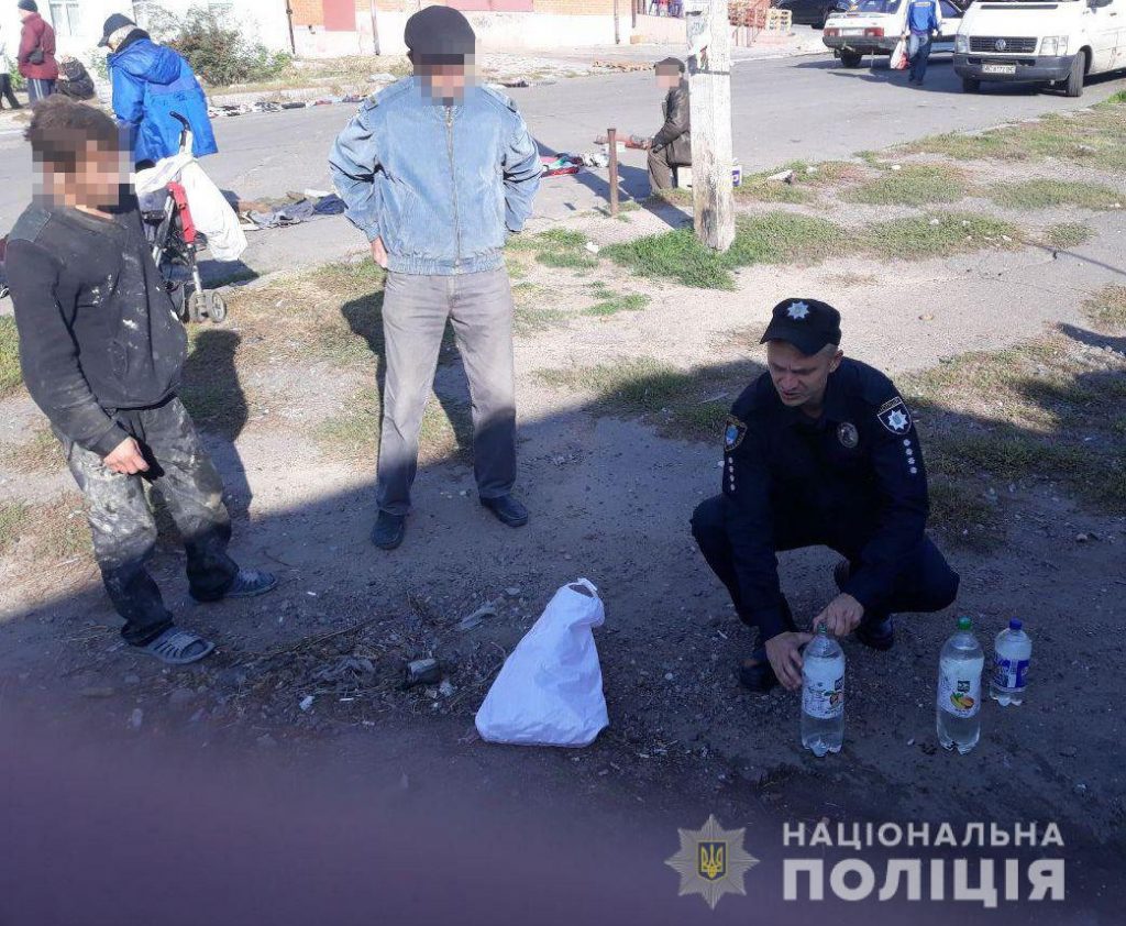 Николаевские полицейские накрыли самогонную точку на улице Андреева. Спирт уничтожили на месте 6