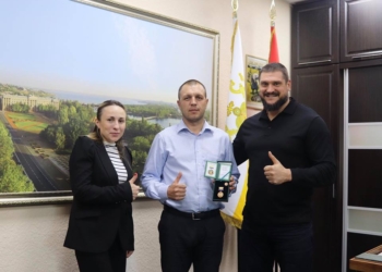 За быструю реакцию на пистолет в руках депутата полицейский получил орден “Святой Николай” от руководителей области в тот же день