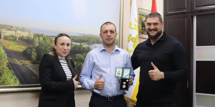 За быструю реакцию на пистолет в руках депутата полицейский получил орден “Святой Николай” от руководителей области в тот же день