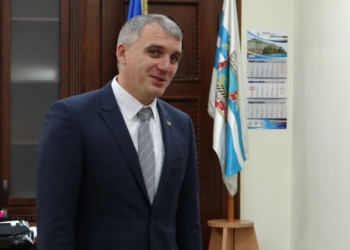 «Хотелось каждому из них дать сильно в лицо»: мэр Николаева рассказал о своих чувствах к похитителям люков и наградил полицейских, их задержавших