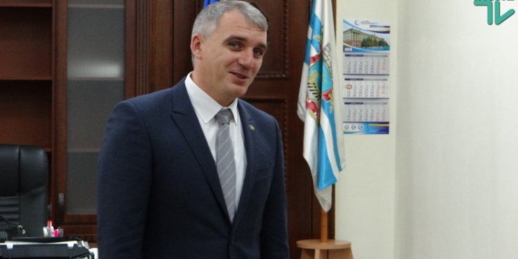 «Хотелось каждому из них дать сильно в лицо»: мэр Николаева рассказал о своих чувствах к похитителям люков и наградил полицейских, их задержавших