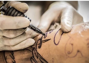 В Британии бабушка полвека ждала, пока умрет ее муж, чтобы наделать себе тату