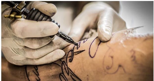 В Британии бабушка полвека ждала, пока умрет ее муж, чтобы наделать себе тату