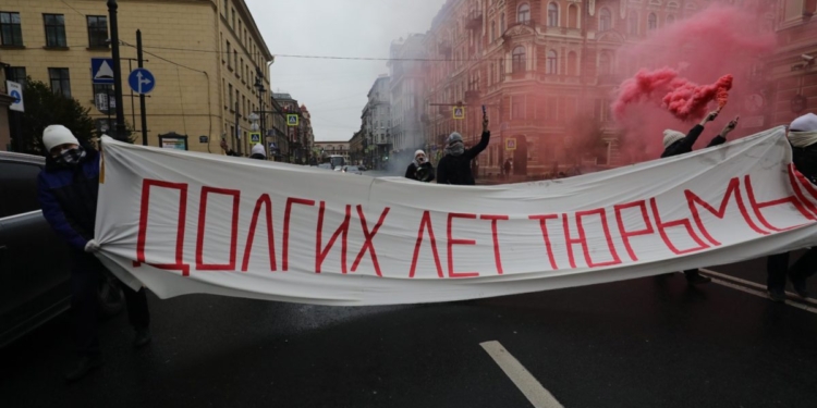 Активисты из Петербурга в день рождения Путина пожелали ему «долгих лет тюрьмы»