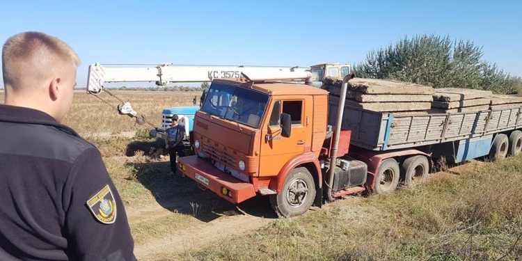 До чего техника дошла, нашу маму и тут и там обкрадывают: на Херсонщине жители отбили от похитителей бетонные плиты “Николаевводоканала”