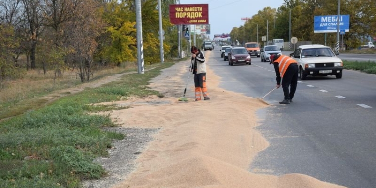 В Николаеве фура “засеяла” проспект 10 тоннами зерна