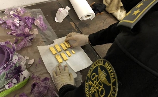 Когда взгляд – рентген. Восемь слитков золота в банке с краской обнаружили таможенники в почтовой посылке