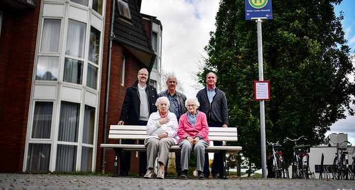 В Германии для пенсионеров с деменцией установили муляж остановки