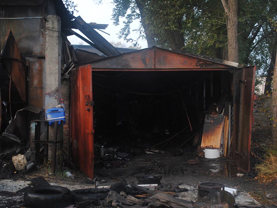 Ночью в Варваровке сгорело три гаража 5
