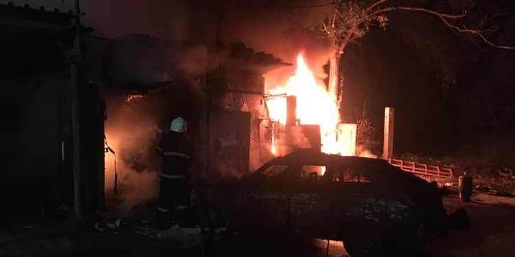 Ночью в Варваровке сгорело три гаража