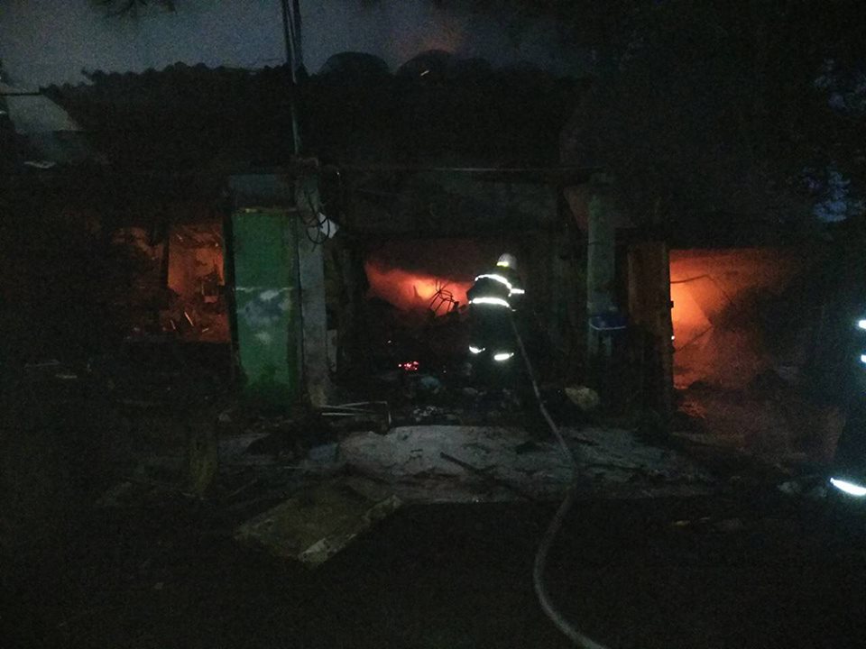 Ночью в Варваровке сгорело три гаража 1