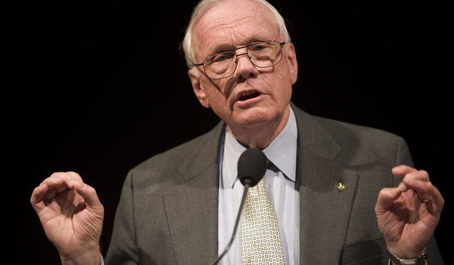 Вещи первого человека, ступившего на Луну, продали на аукционе за 7,4 млн.долларов