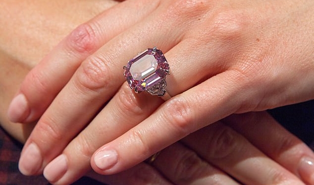 Аукционный дом Christie’s хочет продать «Розовое наследие» – редкий розовый бриллиант