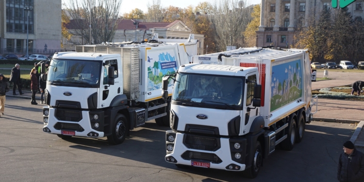 В Николаеве показали коммунальную технику и автобусы, которые хотят купить по договору лизинга