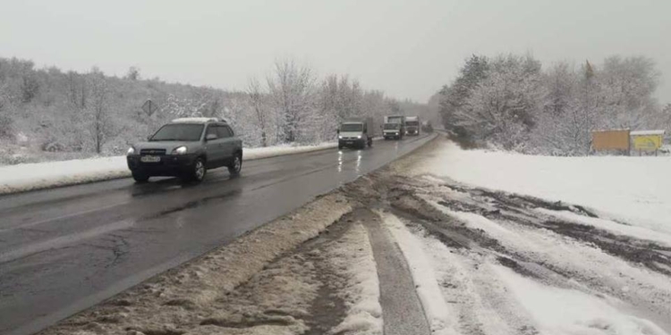 Проезд на автомобильных дорогах Николаевщины после первого снега обеспечен. Куда звонить, если вы вдруг застряли