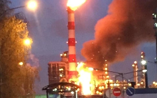 В Москве горит нефтеперерабатывающий завод
