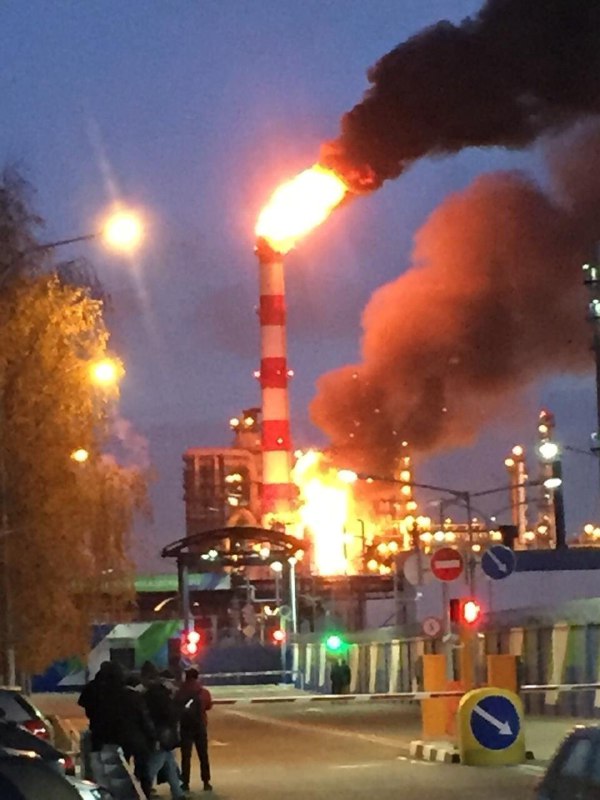 В Москве горит нефтеперерабатывающий завод 3