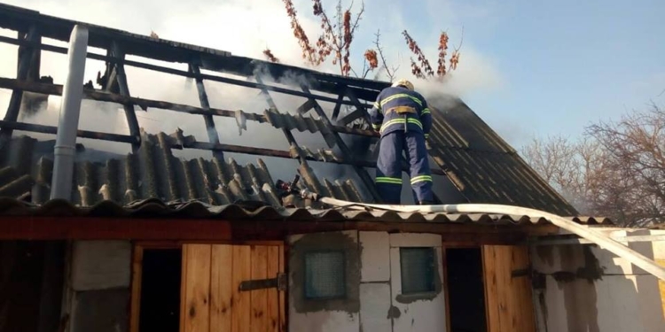 На Николаевщине мужчина, спасая пожилую мать на пожаре, получил ожоги и был госпитализирован