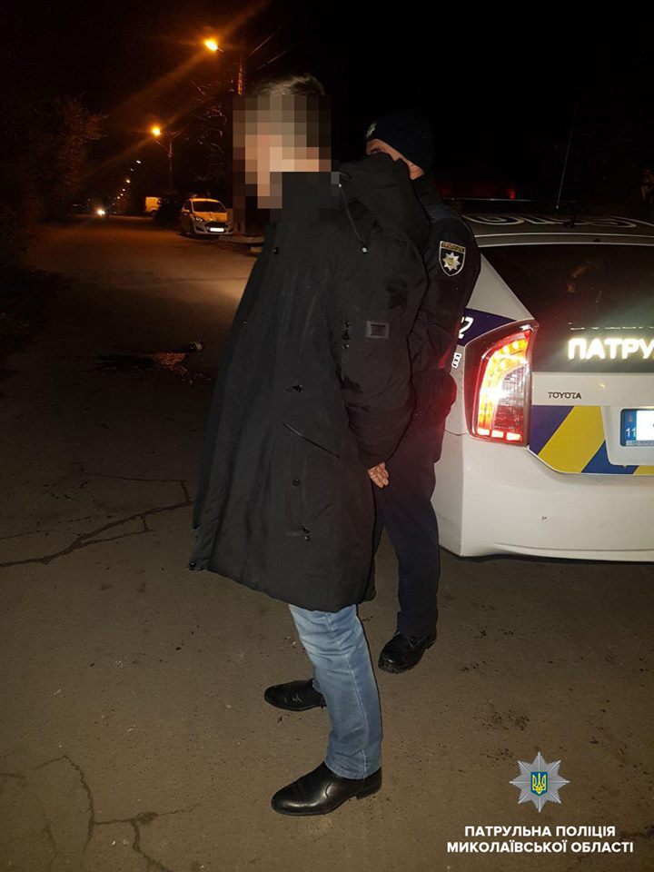 В тельняшке и с пистолетом: в Николаеве патрульные задержали пьяного дебошира 3