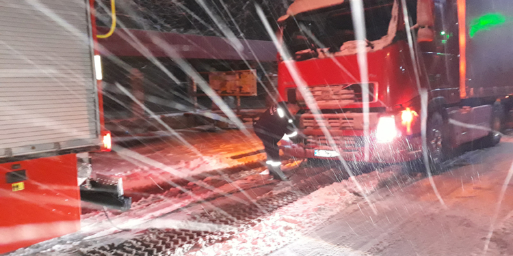 На Николаевщине из снежных и ледяных «капканов» вызволили 16 автомобилей