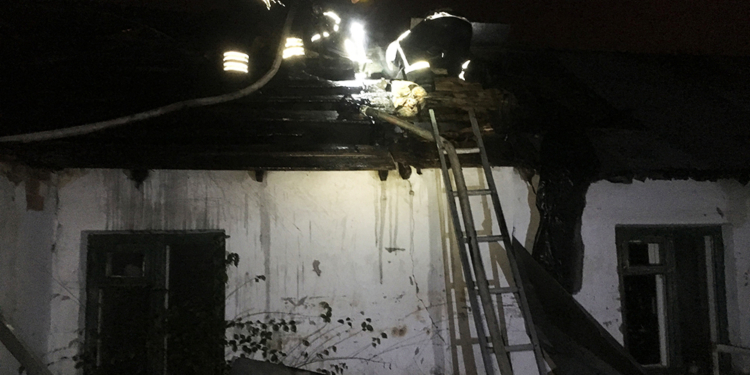 В Николаеве в загоревшемся из-за печки доме пришлось частично разбирать крышу