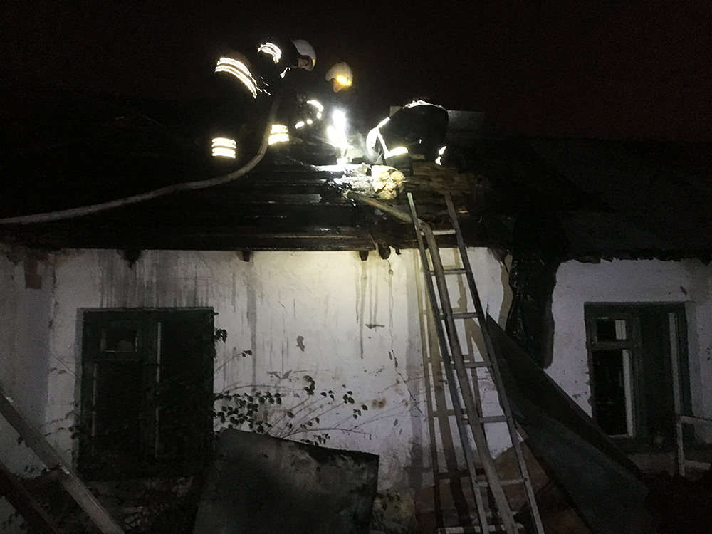 В Николаеве в загоревшемся из-за печки доме пришлось частично разбирать крышу 1