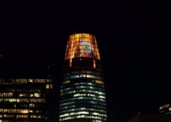 В Сан-Франциско на Хэллоуин высочайший небоскреб города Salesforce превратили в “башню Саурона”