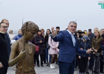 «Воплощение города Николаева»: на «8 причале» официально открыт «Мальчик с бычками»